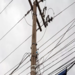 En Brasil, el STJ atribuye a las empresas eléctricas la responsabilidad por los postes; para Anatel, la ausencia de un modelo institucional genera distorsiones.