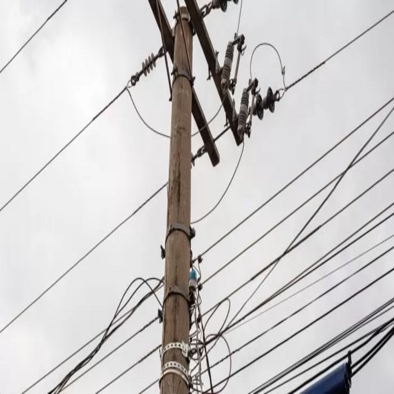 En Brasil, el STJ atribuye a las empresas eléctricas la responsabilidad por los postes; para Anatel, la ausencia de un modelo institucional genera distorsiones.