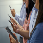 En Argentina, se suprimen los aranceles a la importación de teléfonos móviles, lo que se anticipa provocará una disminución inmediata en los precios. En Argentina, se suprimen los aranceles a la importación de teléfonos móviles, lo que se anticipa provocará una disminución inmediata en los precios.