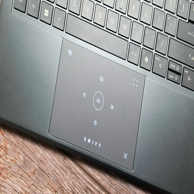 Laptops que incorporan funcionalidades inusuales en su panel táctil: ¿representan una innovación genuina o un gasto innecesario de tiempo?