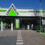 Leroy Merlin comercializa la baliza V16 por 30 euros, un dispositivo que se integra con su aplicación dedicada para notificar a servicios de emergencia y a la compañía de seguros.