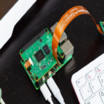 Raspberry Pi ha detectado un aumento en el interés por la ejecución local de modelos de inteligencia artificial: su nueva placa lo facilita y proporciona funcionalidades adicionales.