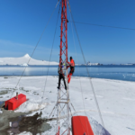 Chile: WOM alcanza un hito significativo al instalar la antena más meridional del país en el Territorio Antártico Chileno.