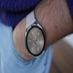 Desecha los relojes de pulsera angostos: este modelo de smartwatch incorpora una característica innovadora que permite olvidar su presencia en la muñeca.