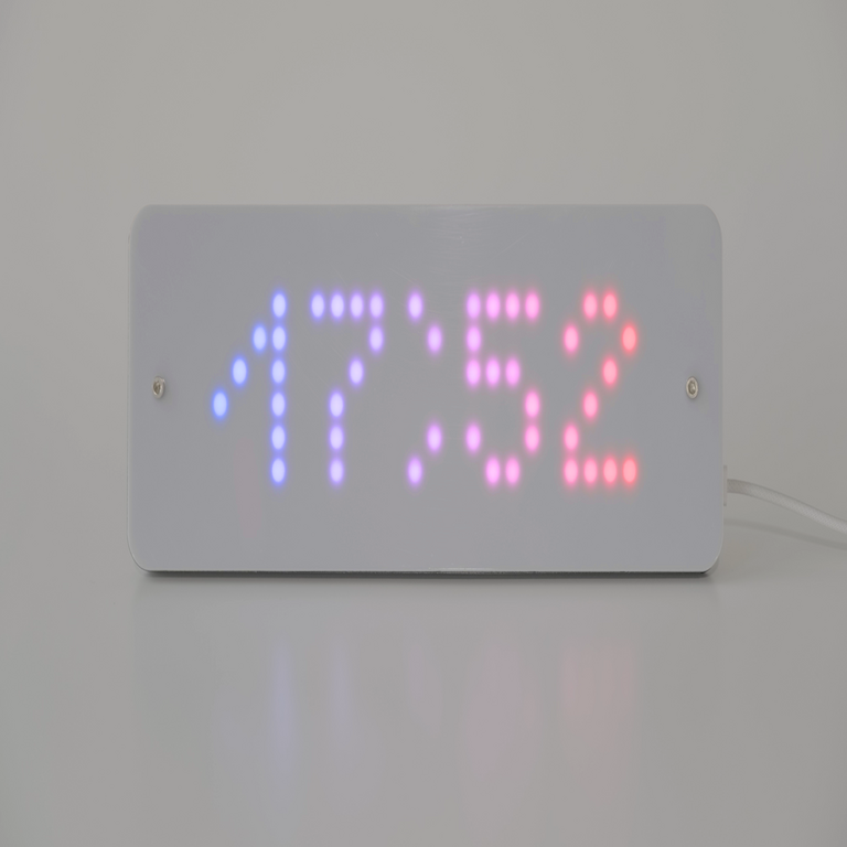 Desarrollé un kit para el ensamblaje autónomo de relojes de píxeles y lo lancé en una plataforma de crowdfunding.