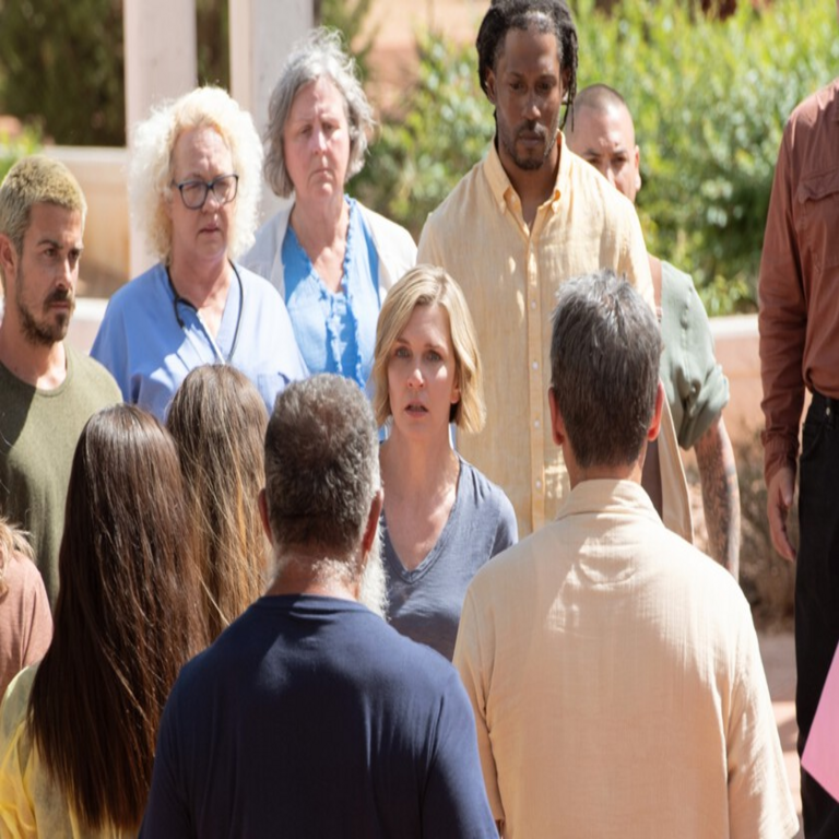 Pluribus representa una obra maestra de la ciencia ficción, aunque su lanzamiento más reciente adopta un enfoque considerablemente más pragmático y terrenal: la comercialización de prendas de vestir.