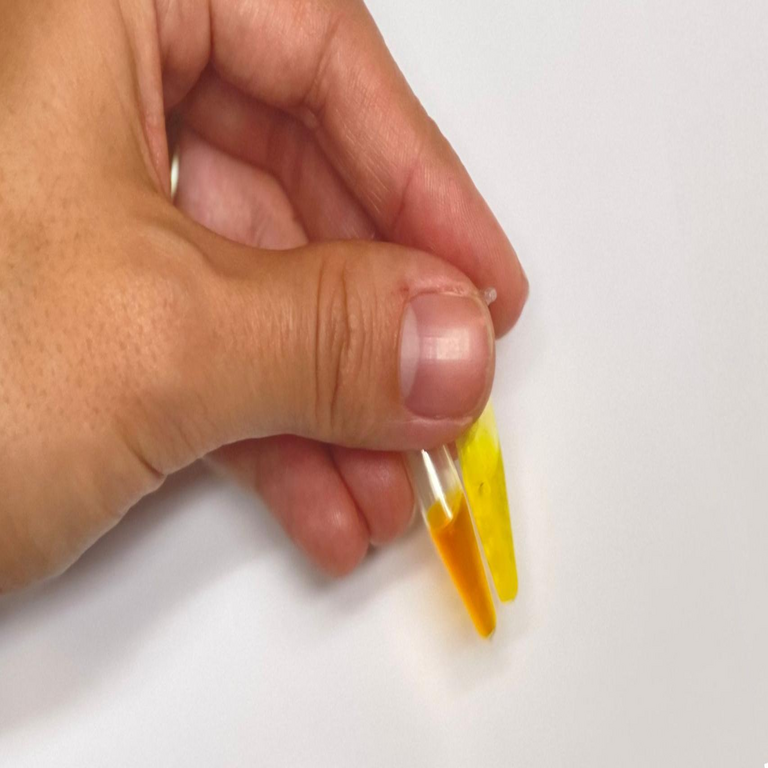 El sensor originario de Valencia que identifica con prontitud la adición de drogas en bebidas: cuanto mayor el riesgo, mayor su intensidad luminosa.