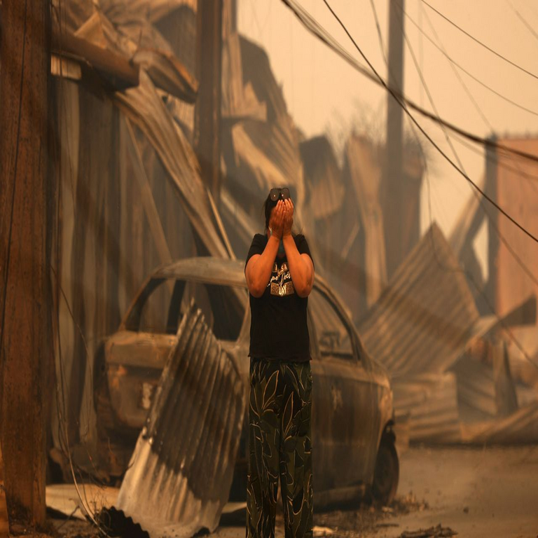 Chile declara estado de emergencia por incendios forestales que han causado 15 fallecidos y el desplazamiento de 50.000 personas.