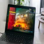 Apple ha finalizado el desarrollo de la pantalla para su primer MacBook con tecnología OLED, aunque la filtración más impactante revela que también incluirá capacidades táctiles.