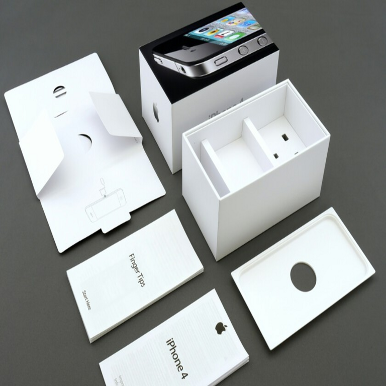 Queda una última partida en Apple: la ejecutiva responsable de la eliminación del cargador en las cajas del iPhone anuncia su retiro.