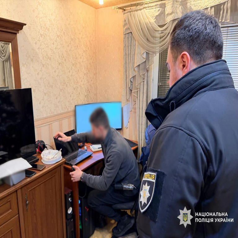 Las autoridades persiguen a un grupo de ransomware responsable de pérdidas financieras masivas.