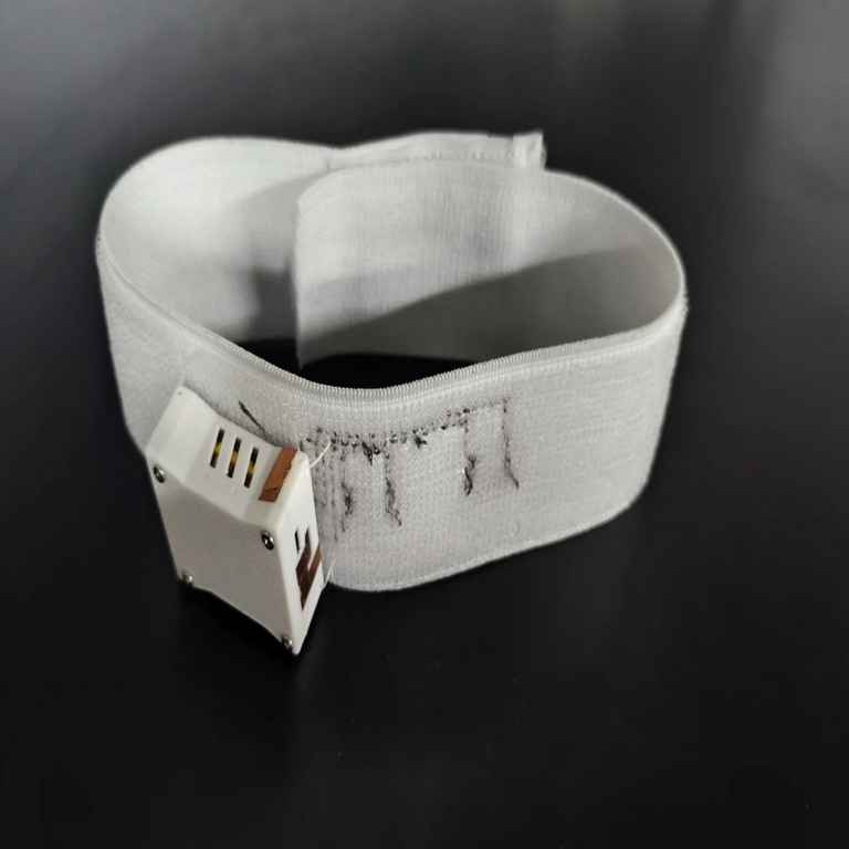 Desarrollaron un dispositivo portátil que habilita la comunicación verbal en tiempo real para personas con trastornos del habla.