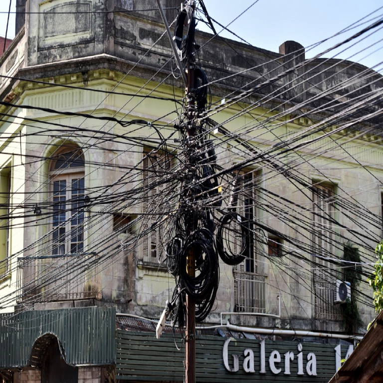 En Paraguay, ANDE elimina todo el cableado en Ciudad del Este al considerar el sistema anterior inviable y peligroso.