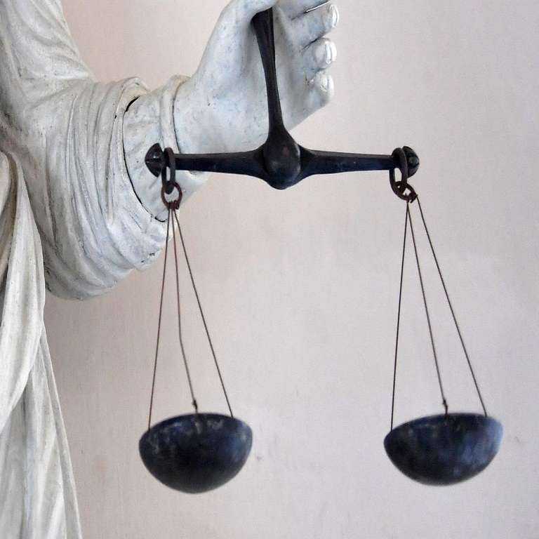 En Brasil, la justicia detiene cobros millonarios de honorarios y extiende la protección a Oi.