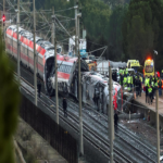 Funcionamiento del sistema que asegura el tren en los rieles: medidas de seguridad para prevenir descarrilamientos.