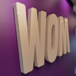 El mercado financiero reanuda su atención en Wom: JPMorgan reinicia su cobertura y una gestora percibe una oportunidad de inversión.