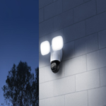 Revisión de la cámara Reolink TrackFlex Floodlight WiFi: seguimiento inteligente en el jardín mediante IA y sus focos LED de alta potencia.