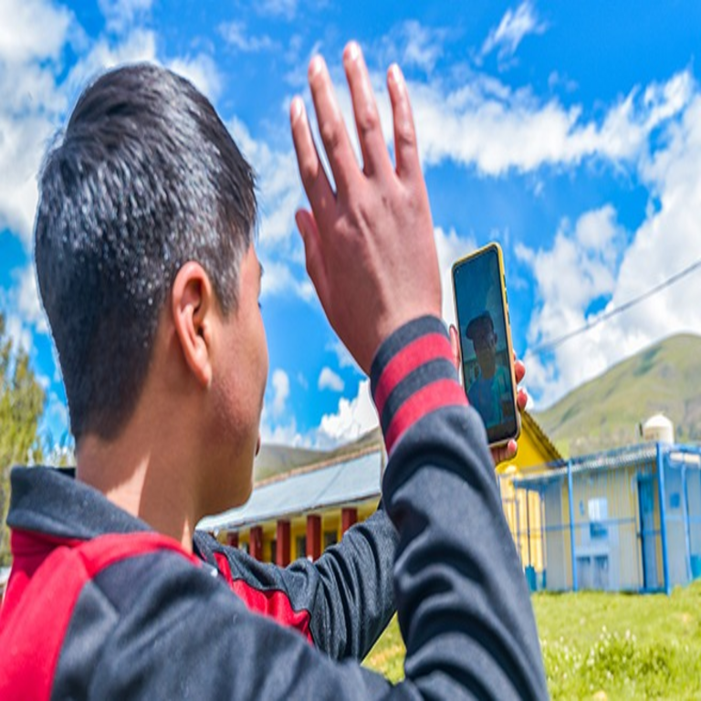 En Perú, Pronatel fomenta la inclusión digital mediante la creación de más de 420 centros de acceso a Internet en zonas rurales.