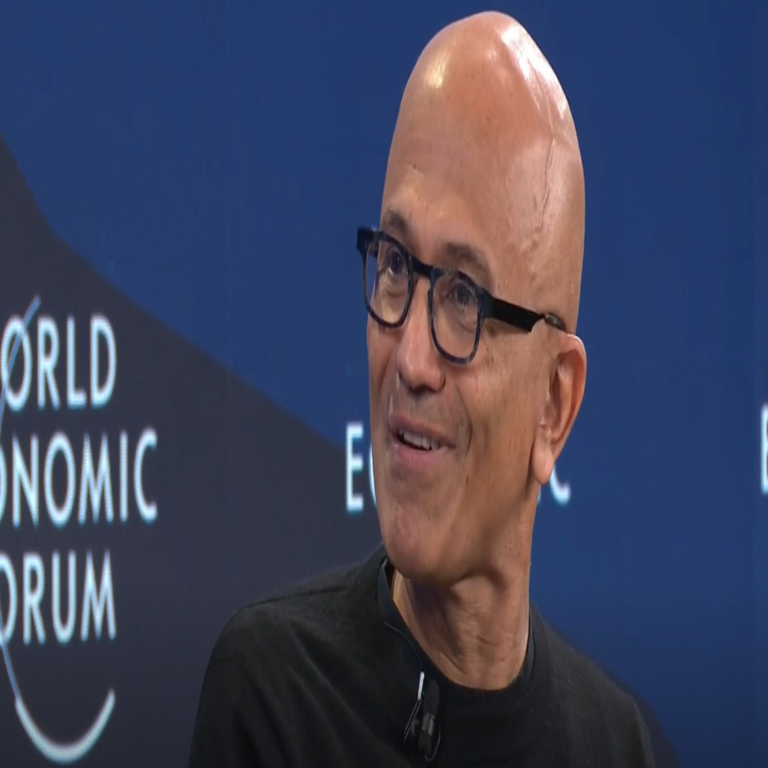 Satya Nadella afirma que la inteligencia artificial ya constituye una plataforma fundamental en el panorama actual.