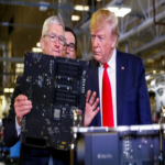Trump alaba a Tim Cook en el Foro Económico Mundial de Davos y posiciona a Apple como emblema del crecimiento económico en Estados Unidos.