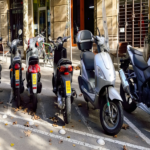 El Ayuntamiento de Barcelona concede una subvención de 600 euros para la adquisición de una motocicleta eléctrica, facilitando la sustitución del ciclomotor de gasolina.