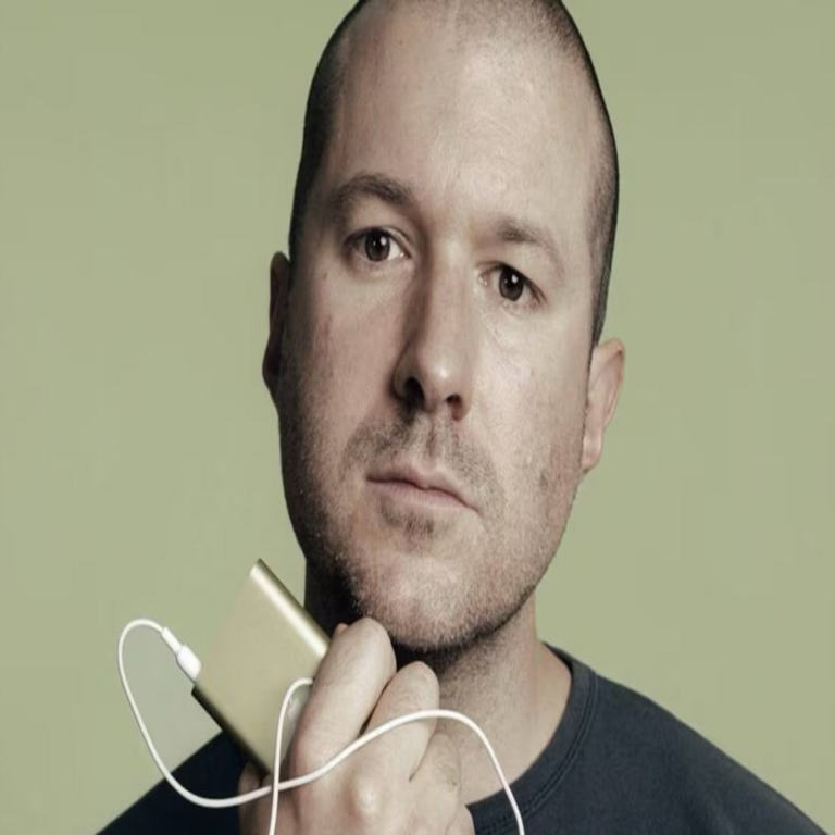 Se filtra el nuevo proyecto de OpenAI en colaboración con Jony Ive, quien prometió un diseño altamente deseable e innovador, aunque las indicaciones apuntan a un dispositivo auditivo futurista concebido como competidor directo de los AirPods.