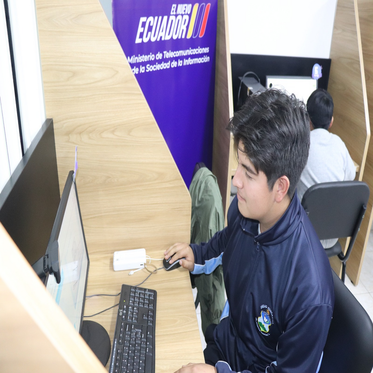 Ecuador: El Gobierno Nacional impulsa la inclusión digital mediante nuevos equipos tecnológicos para revitalizar los PDG a nivel nacional.