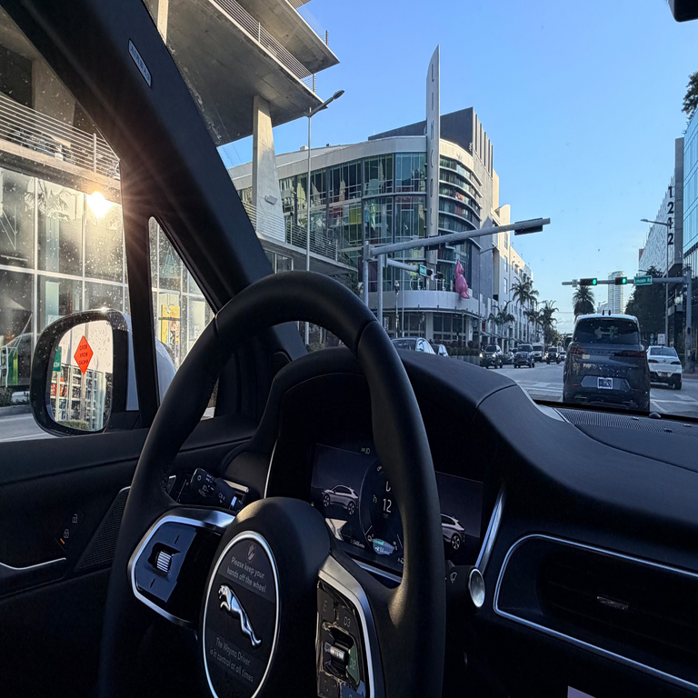 Infobae evaluó Waymo, el automóvil autónomo que ya opera en las calles de Miami.