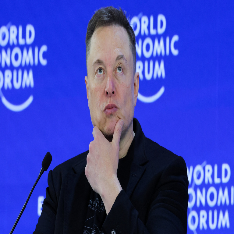 Elon Musk alerta en el Foro de Davos sobre la posibilidad de que la inteligencia artificial supere la inteligencia de cualquier ser humano para finales de 2026.