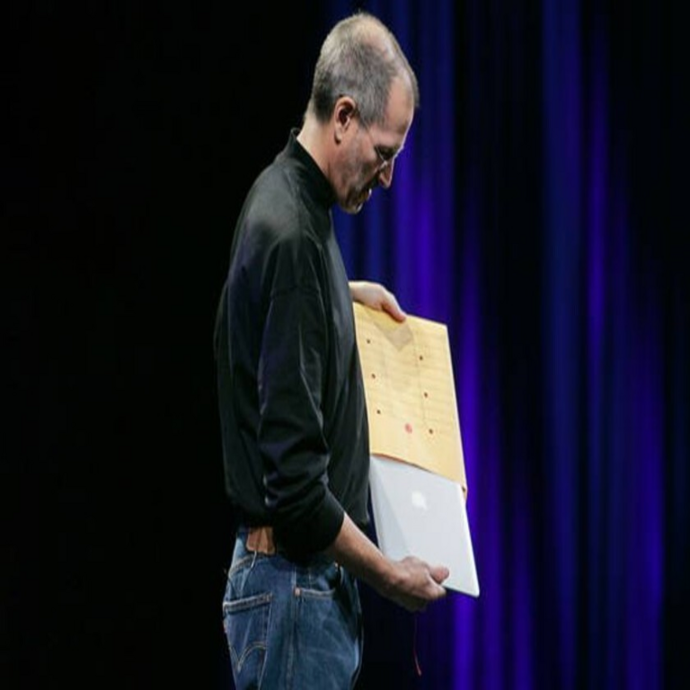 Steve Jobs dejó al mundo atónito al extraer un Macintosh de un sobre, aunque su costo era prohibitivamente elevado. Apple se apresta a recrear esa hazaña innovadora… a un precio asequible.