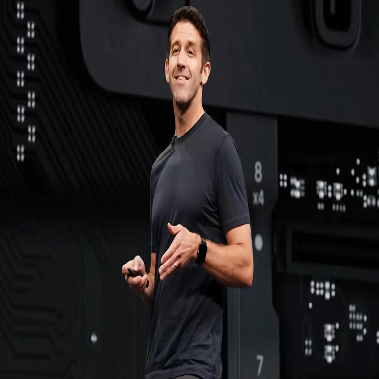 John Ternus asume ahora la responsabilidad del equipo de diseño en Apple, lo que aviva los rumores sobre la posible sucesión de Tim Cook.