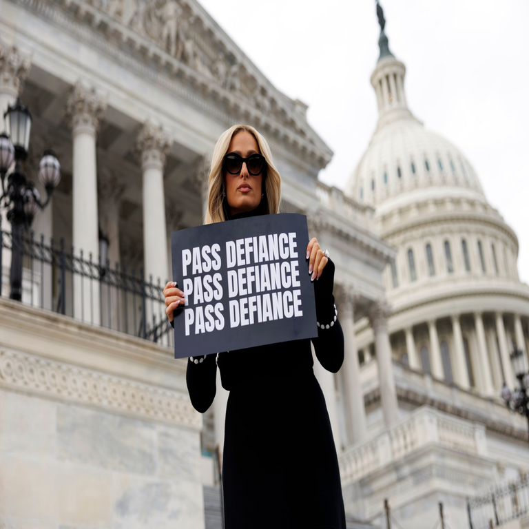 Paris Hilton evoca la filtración de su video sexual para impulsar una ley contra los deepfakes, afirmando que lo que se denominó escándalo en realidad constituyó un abuso.