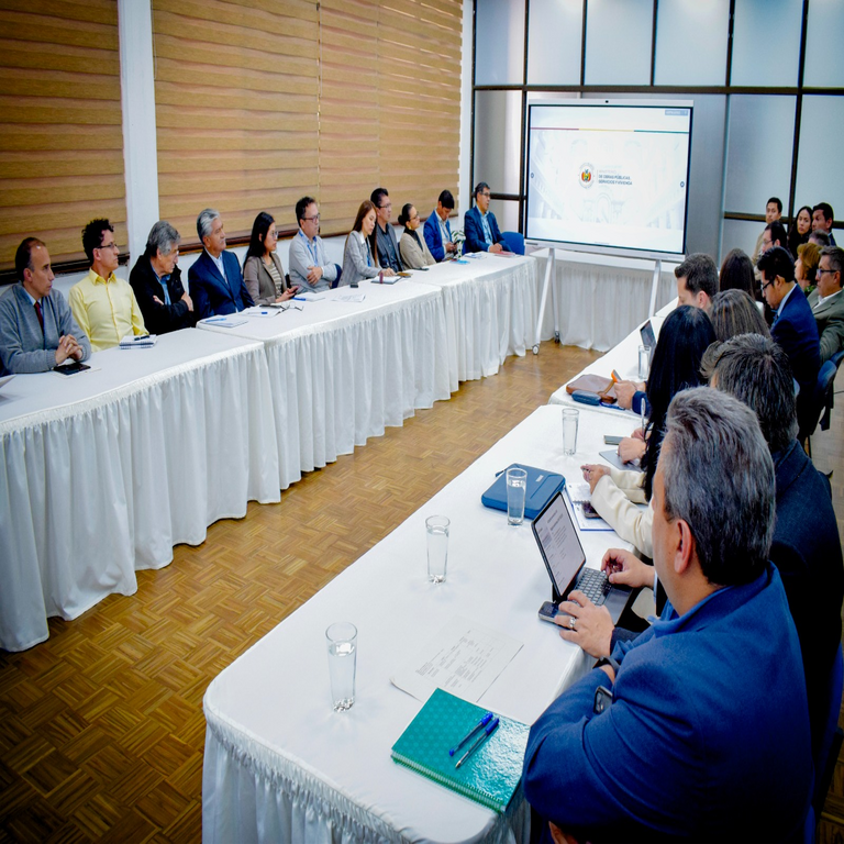 El Ministerio de Obras Públicas de Bolivia refuerza el respaldo proporcionado por la CAF en el país.