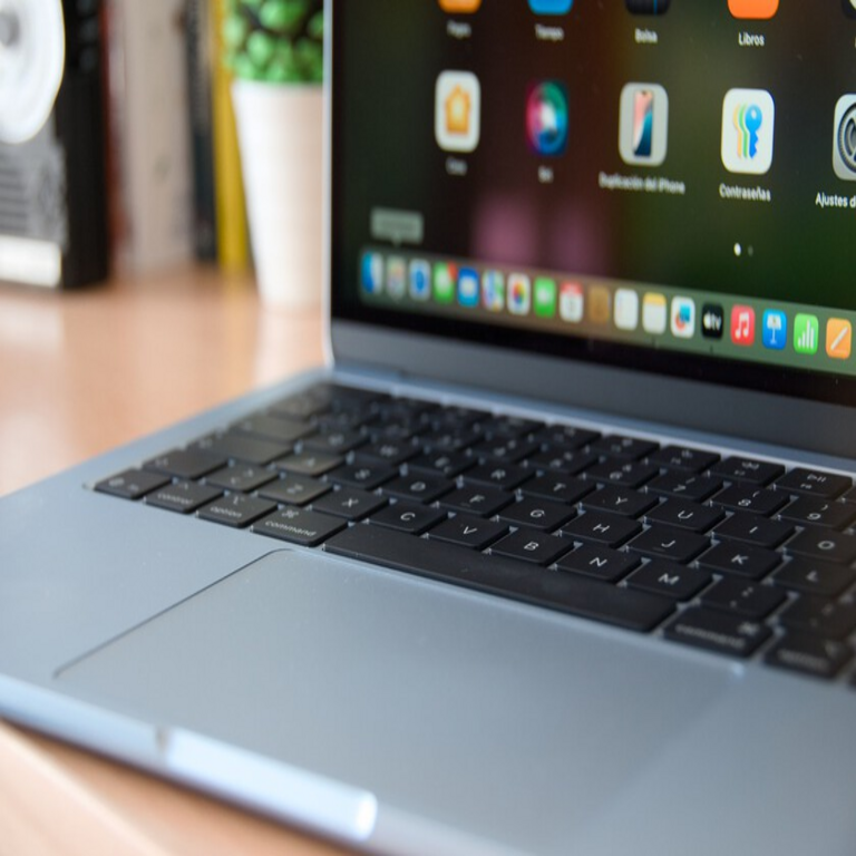 Preocupa que las teclas de mi reciente MacBook se ensucien y desgasten con el uso. La solución adquirida para prevenirlo no supera los 10 euros. Preocupa que las teclas de mi reciente MacBook se ensucien y desgasten con el uso. La solución adquirida para prevenirlo no supera los 10 euros.