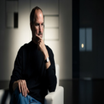 Steve Jobs y su obsesión por los detalles: la lección que el CEO de Airbnb interiorizó y que la Generación Z rechaza