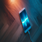 Razones por las que no se recomienda cargar el teléfono celular en espacios públicos.