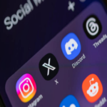 La Comisión Europea examina a la red social X por la generación de imágenes de desnudos no consentidos mediante su inteligencia artificial Grok.