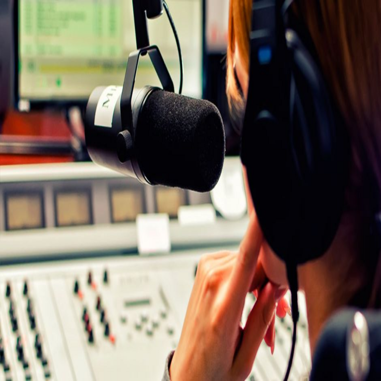 La Comisión de Comunicaciones de Estados Unidos analiza la revocación de tres estaciones de radio AM/FM en Texas.