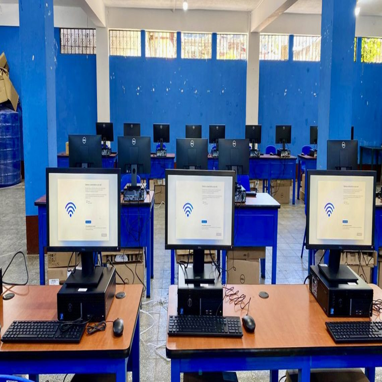 En Guatemala, el Mides ha equipado 59 laboratorios informáticos en 20 departamentos a lo largo del año 2025.