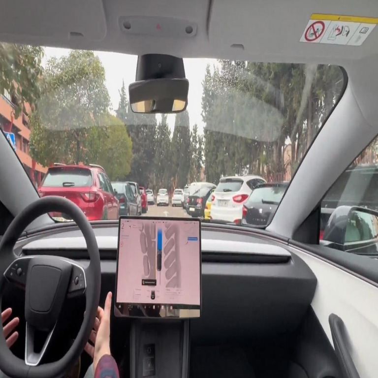El sistema de conducción autónoma de Tesla ya opera en España: impresionantes videos capturados en Madrid y Málaga.