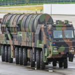 La República Popular Democrática de Corea estimaba que la amenaza se hallaba a kilómetros de su frontera, pero un video ha demostrado que está a escasos metros, provista de una ojiva de dimensiones colosales.