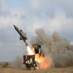 Bajo nuestros pies: Ucrania ha ingresado en una etapa desconcertante, caracterizada por el empleo de drones que atacan objetivos rusos a distancias extraordinarias.