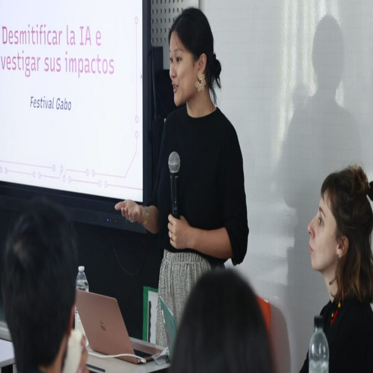 Karen Hao desvela el costo oculto del imperio de inteligencia artificial de Sam Altman y Elon Musk.