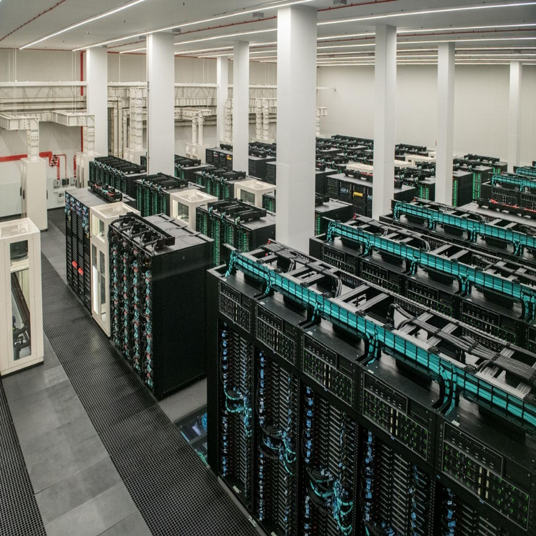 En España, se ha adjudicado la ampliación del superordenador MareNostrum 5 para potenciar la Factoría de IA del Barcelona Supercomputing Center.