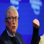 Bill Gates ha declarado que el progreso de la inteligencia artificial proseguirá sin interrupciones hasta superar las capacidades humanas.