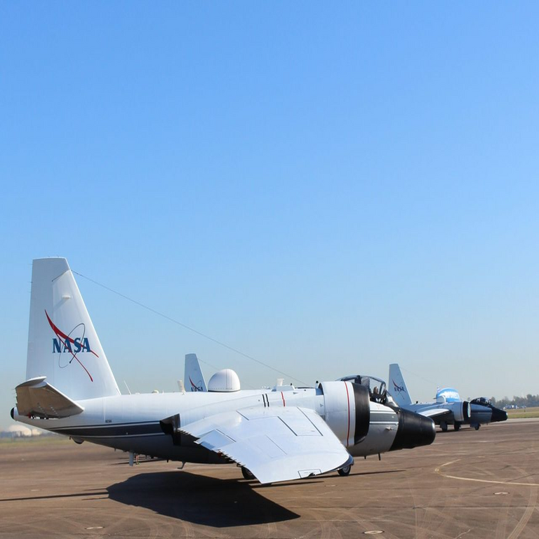 El instante preciso en que un aviador de la NASA ejecuta un aterrizaje de emergencia impecable.