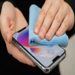 ¿Cuál es la frecuencia recomendada para realizar la limpieza del teléfono celular?