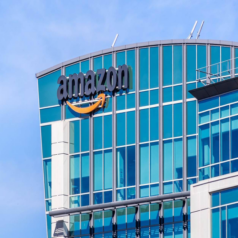 Amazon elimina 16.000 empleos mientras impulsa la inteligencia artificial y la eficiencia.