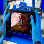 Transforman una PlayStation 4 en una consola portátil con pantalla OLED: así opera el sistema.