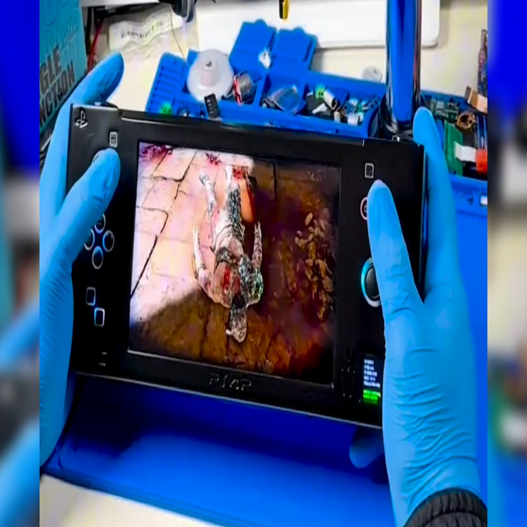 Transforman una PlayStation 4 en una consola portátil con pantalla OLED: así opera el sistema.